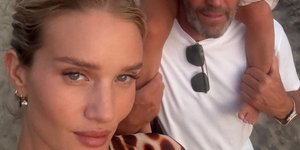 Ρόζι Χάντινγκτον και Τζέισον Στέιθαμ απολαμβάνουν την Αντίπαρο