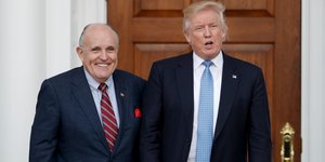 Ο πρόεδρος των ΗΠΑ, Ντόναλντ Τραμπ και ο πρώην δικηγόρος του, Ρούντι Τζουλιάνι