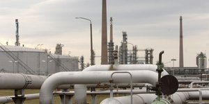 Η Ρωσία μπορεί να μειώσει την εξόρυξη πετρελαίου εξαιτίας των επιθέσεων ουκρανικών drones σε διυλιστήρια