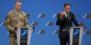 Ο Μαρκ Ρούτε με τον ανώτατο διοικητή του ΝΑΤΟ στην Ευρώπη, στρατηγό Al. Grynkewich