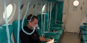 Ο Σάκης Κατσούλης δείχνει τη θεραπεία που κάνει με υπερβαρικό οξυγόνο