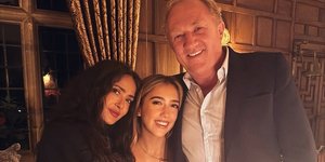 Η Σάλμα Χάγιεκ με τον σύζυγό της Φρανσουά Ανρί Πινό και την κόρη τους Βαλεντίνα