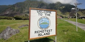 Η αίσθηση της απομόνωσης είναι παντού παρούσα. Ο πλησιέστερος γείτονας, η Αγία Ελένη, βρίσκεται 2.400 χιλιόμετρα μακριά / WIKIPEDIA