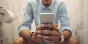 Το να καθίσεις στην τουαλέτα με το κινητό στο χέρι μοιάζει με μια αθώα συνήθεια, σχεδόν αυτονόητη για τον άνθρωπο της εποχής μας / GETTY