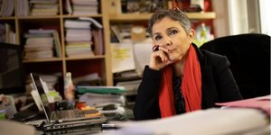 Η εικόνα της Ζαβαρό με τα κόκκινα γυαλιά και τα μεγάλα κοσμήματα έγινε γνώριμη στη γαλλική κοινή γνώμη / WIKIPEDIA