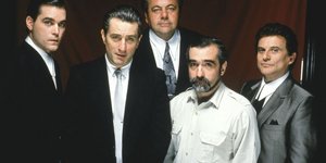 Η βάση του Goodfellas είναι το βιβλίο του Νίκολας Πιλέτζι Wiseguy, μια εξαντλητική αφήγηση για τη ζωή του Χένρι Χιλ, Ιρλανδοϊταλού που έζησε από μέσα τον κόσμο της μαφίας και κατέληξε πληροφοριοδότης του FBI / WIKIPEDIA
