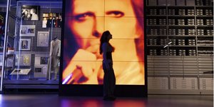 Πάνω από 90.000 προσωπικά αντικείμενα που συγκρότησε ο Ντέιβιντ Μπόουι από τη δεκαετία του ’90 και έπειτα, συνιστούν το πιο εντυπωσιακό προσωπικό θησαυροφυλάκιο στην ιστορία της ποπ κουλτούρας / V&A MUSEUM