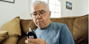 Οι επιστήμονες γνωρίζουν σήμερα ότι ο διαβήτης αυξάνει τον κίνδυνο εμφάνισης άνοιας κατά περίπου 60%, ενώ οι συχνές υπογλυκαιμίες συνδέονται με ακόμη μεγαλύτερη πιθανότητα γνωστικής έκπτωσης / GETTY
