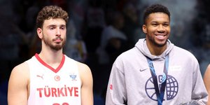 Χαμογελαστός ο Γιάννης Αντετοκούνμπο, δίπλα στον θλιμμένο Σενγκούν 