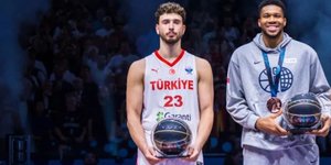 Σενγκούν και Αντετοκούνμπο με τα βραβεία τους 