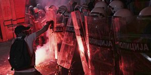 Αντι-κυβερνητικοί διαδηλωτές συγκρούονται με την αστυνομία κατά τη διάρκεια διαδήλωσης στη βόρεια σερβική πόλη Νόβι Σαντ, την Παρασκευή 5 Σεπτεμβρίου 2025 