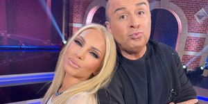 Η Έλενα Τσαβαλιά έγινε νονά -Ποζάρει με τον 21χρονο γιο της, Χάρη, με το ιδανικό look για μια φθινοπωρινή βάπτιση