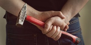 Άνδρας κρατάει σφυρί