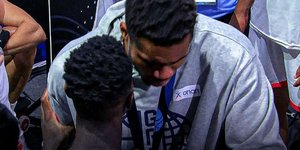 Ο εναγκαλισμός του Γιάννη Αντετοκούνμπο στον Ντένις Σρέντερ