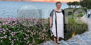 Η γυναίκα που βρέθηκε στο επίκεντρο της κόντρας μεταξύ των στασιαστών μοναχών και του Αρχιεπισκόπου Δαμιανού