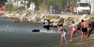 Ιδιοκτήτης βαλίτσας τρέχει να την πιάσει μέσα από το νερό, κοντά στο αεροδρόμιο της Σκιάθου