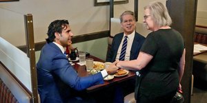 Ο υπ. Οικονομικών των ΗΠΑ σε εστιατόρια Ελληνοαμερικανών με τον σύμβουλο του Τραμπ, Χρήστο Μαραφάτσο