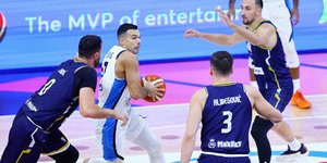 Ο Κώστας Σλούκας ανάμεσα σε παίκτες της Βοσνίας