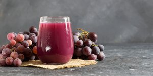Smoothie με κόκκινα σταφύλια και μήλο / Φωτογραφία: Shutterstock