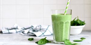 Smoothie με αγγούρι και σπανάκι / Φωτογραφία: Shutterstock
