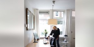 H Κόνι στο μικροσκοπικο της σπίτι