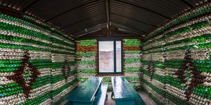 To σπίτι που φτιάχτηκε από 8.000 μπουκάλια