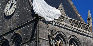 Η εικόνα του αλεξιπτωτιστή που κρέμεται από το καμπαναριό μπήκε στη συλλογική μνήμη των κατοίκων και των βετεράνων / WIKIPEDIA