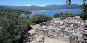 Τα Αρχαία Στάγειρα στη Χαλκιδική, γενέτειρα του Αριστοτέλη, με φόντο τη θάλασσα