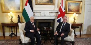 Ο Βρετανός πρωθυπουργός Κιρ Στάρμερ στην συνάντηση που είχε με τον ηγέτη της Παλαιστινιακής Αρχής Μαχμούντ Αμπάς