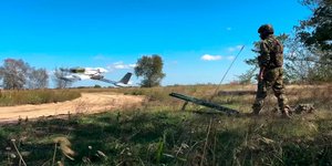 Στρατιώτης πετάει drone