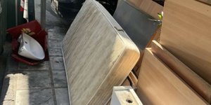 Πρόστιμο 500 ευρώ σε δημότη που πέταξε ογκώδη σε πεζοδρόμιο