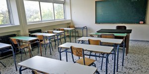 Άδεια αίθουσα διδασκαλίας σε ελληνικό σχολείο