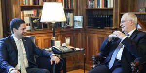 Ο Κώστας Τασούλας με τον πρύτανη του ΕΚΠΑ Γεράσιμο Σιάσο