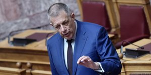 Ο υφυπουργός Υποδομών Νίκος Ταχιάος στα κυβερητικά έδρανα της Βουλής