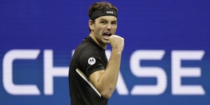 Ο Τέιλορ Φριτζ πανηγυρίζει, έχοντας φορέσει ανάποδα την κορδέλα