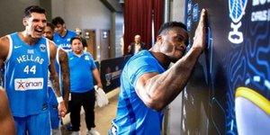 Ο Θανάσης Αντετοκούνμπο κόλλησε με πάθος το αυτοκόλλητο της Εθνικής στον πίνακα του Eurobasket 2025