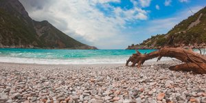 Σαν ιδιωτική πισίνα -Η μυστική παραλία της Εύβοιας για το αποκαλόκαιρο