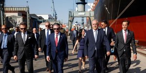 Ο Τάκης Θεοδωρικάκος στα Ναυπηγεία Ελευσίνας