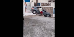 Απίστευτο βίντεο γίνεται Viral: Τουρίστας σε ελληνικό νησί κατεβάζει το αυτοκίνητο από τις… σκάλες