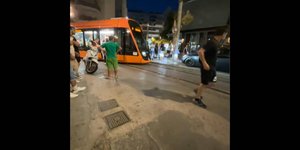 «Έκλεισε» στις γραμμές του τράμ και έφερε το χάος –To βίντεο που έγινε viral