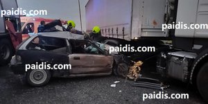 Πυροσβέστες κατά την επιχείρηση απεγκλωβισμού του άτυχου άντρα