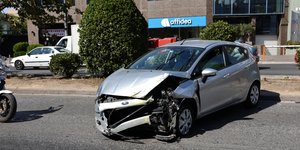 Σύγκρουση λεωφορείου με Ι.Χ. στη Μεσογείων 