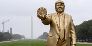 Το χρυσό άγαλμα του Ντόναλντ Τραμπ με το bitcoin έξω από το Καπιτώλιο 