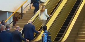 Τραμπ και Μελάνια ανεβαίνουν κυλιόμενες σκάλες