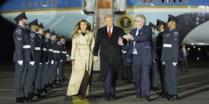 To προεδρικό ζεύγος των ΗΠΑ, Ντόναλντ και Μελάνια Τραμπ κατά την άφιξή τους στο αεροδρόμιο Στάνστεντ του Λονδίνου 