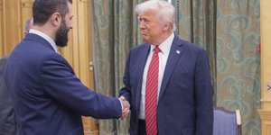 Χειραψία του μεταβατικού προέδρου της Συρίας, Άχμεντ αλ Σάρα με τον Ντόναλντ Τραμπ