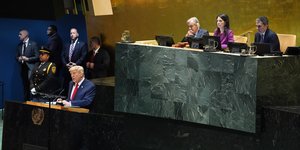 Ο Ντόναλντ Τραμπ στο βήμα του ΟΗΕ και πίσω του προεδρεύει η Αναλένα Μπέρμποκ