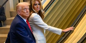 Ο Ντόναλντ και η Μελάνια Τραμπ στις κυλιόμενες σκάλες του ΟΗΕ 