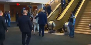 Ντόναλντ Τραμπ και Μελάνια... ταλαιπωρήθηκαν με τις κυλιόμενες σκάλες στον ΟΗΕ 