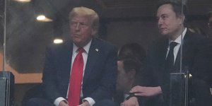 Ντόναλντ Τραμπ και Έλον Μασκ στη κηδεία του Τσάρλι Κερκ 